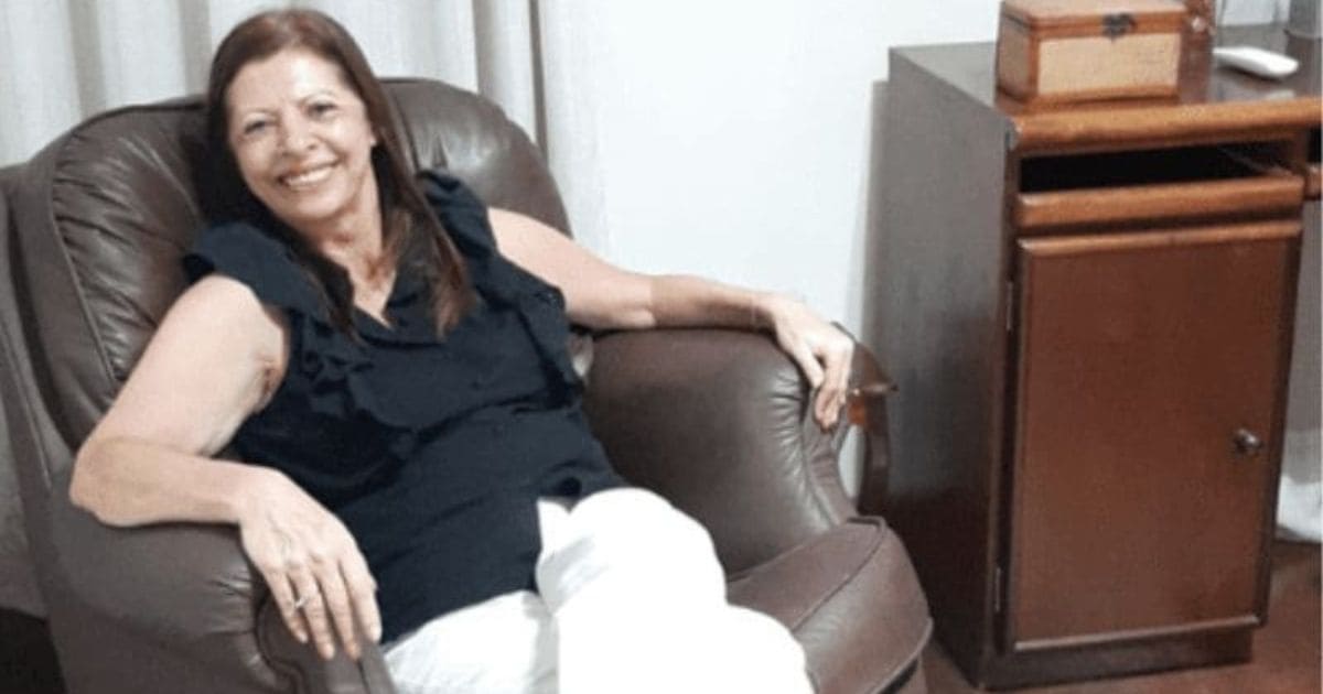 psicologa-para-depressao-sorocaba A psicóloga Dra Vera que atende depressão em Sorocaba sentada sem em sua poltrona com um sorriso simpático